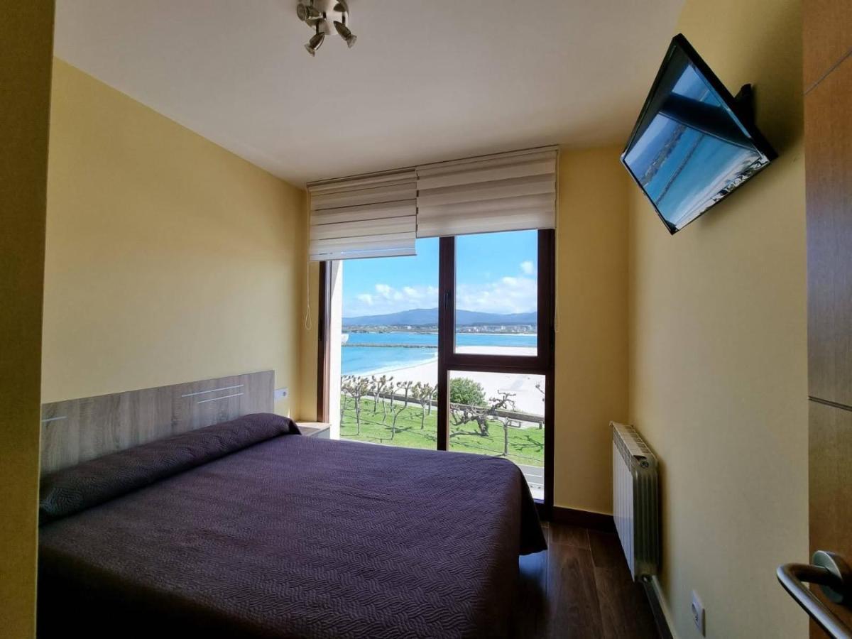 Vivienda de tres dormitorios en primera línea de playa Foz Exterior foto